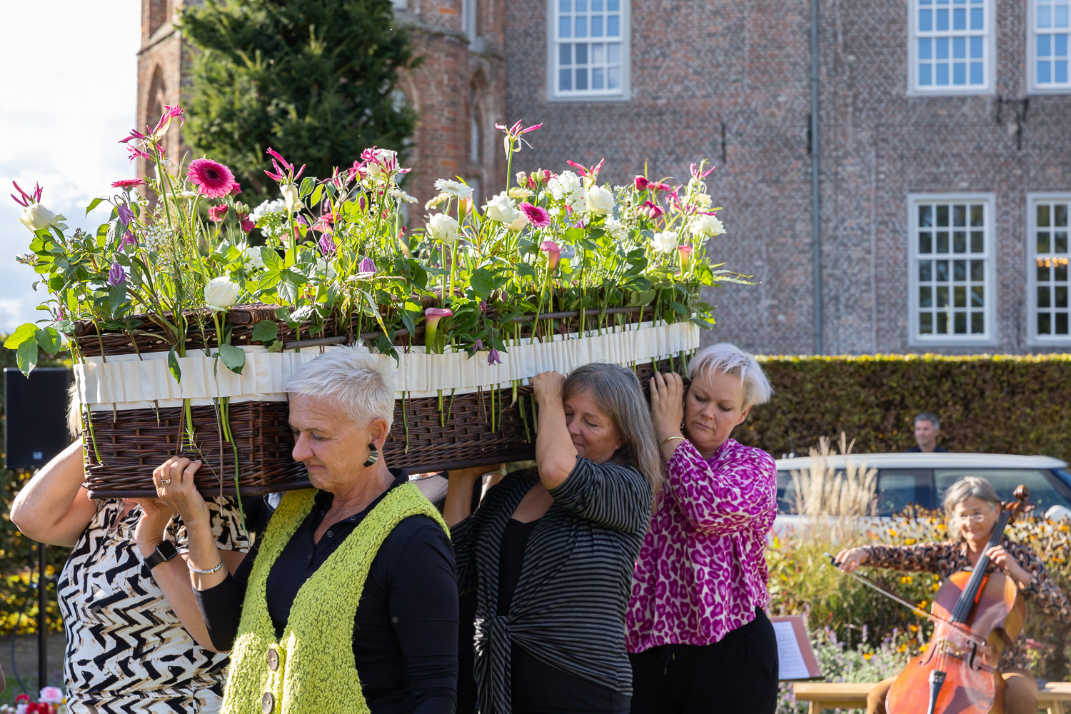 Een laatste omhelzing van bloemen met de Bloemenband